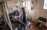Belete Melke (g), 25 ans, blessée à la jambe par des tirs croisés, effectue des exercices de physiothérapie avec le technicien orthopédiste Bashawgize Getie au centre de rééducation physique de Bahir Dar, le 8 décembre 2025