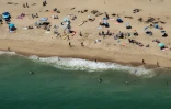 Des surfeurs au bord d'une plage de Cape Cod, le 15 juillet 2022 dans le Massachusetts