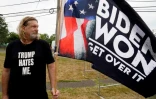 Un homme devant une pancarte "Biden a gagné, passez à autre chose" à Bedminster, aux Etats-Unis, le 29 juillet 2022