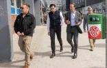 L’émissaire américain au Groenland, le gouverneur républicain de Jeff Landry (au centre à droite), et le le représentant du mouvement MAGA au Groenland, Joergen Boassen, (au centre à gauche), à Nuuk, au Groenland, le 20 mai 2026