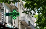Une enseigne de pharmacie indique la température de 37°C, à Paris, le 30 juin 2025
