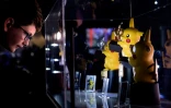 Un jeune garçon regarde, plein d'espoir, les trophées Pikachu pour le Pokemon World Championships de 2019, le 16 août 2019 à Washington
