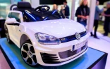 Un modèle de Golf hybride présenté par Volkswagen au salon Cebit du numérique à Hanovre, le 11 juin 2018