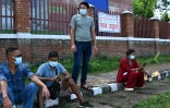 Des habitants attendent des nouvelles de proches portés disparus après la crue destructrice dans l'Himalaya, le 30 août 2026 Bharatpur, à l'ouest de Katmandou