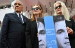 (g-d) Le directeur de la Mostra Alberto Barbera, la présidente du jury Julianne Moore et la réalisatrice britannique Sally Potter avec une affiche du réalisateur iranien Jafar Panahi, appelant à sa libération, le 9 septembre 2022 à Venise
