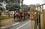 La police péruvienne monte la garde devant l'entrée du Parlement, pendant la procédure de destitution contre le président Martin Vizcarra, le 18 septembre 2020 à Lima