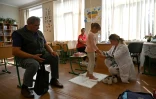 Une enfant est examinée par un médecin à Myrne, le 14 septembre 2023 en Ukraine