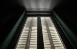 Des rayons de soleil au travers des stores d'une fenêtre à Saint-Mandé, près de Paris, le 13 juillet 2026 lors d'une vague de chaleur en France