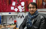 Hadi Ekhlas, un graveur afghan, dans sa boutique du Grand bazar d'Istanbul, le 11 avril 2019