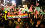 Des partisans de Lai Ching-te célèbrent la victoire du président élu, devant le siège du Parti démocrate progressiste à Taipei le 13 janvier 2024