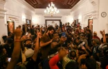 Des manifestants dans les bureaux du Premier ministre sri-lankais, le 13 juillet 2022 à Colombo