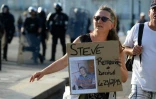 Une femme tient une photo de Steve Maia Caniço lors d'un rassemblement à sa mémoire à Nantes le 3 août 2019 