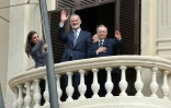 Le roi d'Espagne Felipe VI (C), la reine Letizia (G) et le maire-président de Ceuta, Juan Jesús Vivas (D), saluent depuis le balcon de l'hôtel de ville de Ceuta, le 13 octobre 2026