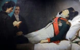 La mort de Napoléon peinte par Jean-Baptiste Mauzaisse en 1843, sur un tableau exposé au Musée de l'Armée à Paris