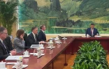 L'émissaire du président américain Jake Sullivan (g) et le président chinois Xi Jinping (d), lors d'une rencontre à Pékin, le 29 août 2024