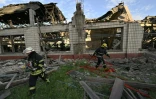 Pompiers sur les lieux d'un bombardement à Kiev le 5 juin 2022