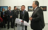 L'ambassadeur de Russie en Turquie Andreï Karlov fait un discours à une exposition d'art à Ankara avant d'être assassiné le 19 décembre 2016