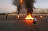 Des manifestants irakiens brûlent des pneus à Bagdad le 4 octobre 2019