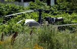 Cette photo prise le 1er juillet 2018 à Gonesse, au nord de Paris, montre un hélicoptère Alouette II abandonné par le braqueur français Rédoine Faïd après son évasion de la prison de Reau