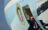 Le président Donald Trump embarque à bord d'Air Force One le 10 juillet 2020 à Miami (Etats-Unis)