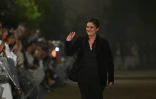 Maria Grazia Chiuri (c), directrice artistique de Dior, salue le public à la fin du défilé de la collection Dior Femme Croisière 26 à la Villa Albani Torlonia, à Rome, le 27 mai 2025