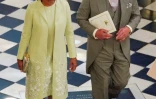 Le prince Charles et la mère de Meghan Markel, Doria Ragland (g) quittent la chapelle Saint-George à l'issue de la cérémonie de mariage du prince Harry et de Meghan Markel, le 19 mai 2018 à Windsor