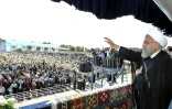 Le président iranien Hassan Rohani salue la foule lors d'un rassemblement, le 6 mai 2018 à Sabzevar, dans le nord-est du pays