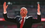 L'entraîneur de Manchester United Erik ten Hag fête la victoire de son équipe en finale de la Coupe d'Angleterre contre City, le 25 mai 2024 à Wembley