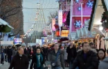 Des personnes se promènent au marché de Noël le 24 décembre 2015 à Paris 