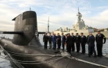 Emmanuel Macron (2e g) avec le Premier ministre australien de l'époque Malcolm Turnbull (3e d) sur le pont du HMAS Waller, un sous-marin de la classe Collins construit à Malmö en Suède, le 2 mai 2018 à Sydney