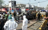 Des policiers sur les lieux d'une explosion près d'un mausolée soufi, le 8 ami 2019 à Lahore, au Pakistan