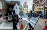 La police de Hong Kong saisit des objets exposés au Musée du 4-juin, qui commémorait la répression de la place Tiananmen, le 9 septembre 2021