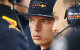 Le Néerlandais Max Verstappen discute avec un membre de son écurie lors des qualifs pour le GP de Chine, le 14 avril 2018 à Shanghai