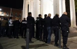 Des officiers de police se rassemblent pour exprimer leur ras-le-bol devant le monument aux morts Ă  Toulouse le 19 octobre 2016