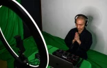 Le moine bouddhiste et musicien beatbox Yogetsu Akasaka prie, le 26 juin 2020 Ă son domicile Ă Tokyo