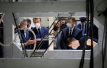 Le président Emmanuel Macron visite les ateliers de Sileane qui fabrique des robots à Saint-Etienne (Loire), le 25 octobre 2021