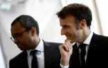 Le ministre de l'Education Pap Ndiaye (G) et le président français Emmanuel Macron (D), le 28 février 2023 lors d'un déplacement à Jarnac en Charente 