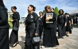 Des personnes en deuil arrivent au Grand Palais pour rendre hommage à la princesse défunte Bajrakitiyabha Mahidol, le 13 juin 2026 à Bangkok