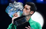 Le Serbe Novak Djokovic avec le trophée de l'Open d'Australie, remporté à l'issue de la finale face à Dominic Thiem le 3 février 2020 à Melbourne