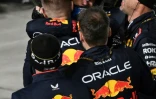 Le pilote néerlandais de Red Bull , Max Verstappen, félicité par des membres de son équipe pour son quatrième titre mondial consécutif de Formule 1 obtenu au terme du Grand Prix de Las Vegas, le 23 novembre 2024