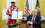Le musicien américain Kid Rock tient un décret exécutif signé par Donald Trump, dans le Bureau ovale de la Maison Blanche, à Washington, le 31 mars 2025