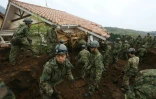 Des dizaines de soldats cherchent les survivants dans le village sinistré de Minami-Aso, le 18 avril 2016