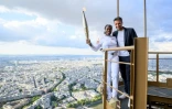La judoka Clarisse Agbegnenou et le président du Comité d'organisation de Paris-2024, au somme de la Tour Eiffel, le 15 juillet 2024