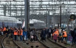 Les passagers du TGV Nantes-Rennes évacués alors que des forains manifestent sur une voie, au Mans, le 25 mars 2019