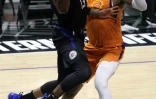 Paul George (g) des LA Clippers est bloqué irrégulièrement par Torrey Craig des Phoenix Suns lors du match 6 de la finale de la conférence Ouest de NBA, le 30 juin 2021 à Los Angeles
