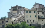 Maisons éventrées dans le village de Arquata del Tronto, le 25 août 2016 après le violent séisme qui a ravagé plusieurs villages du centre de l'Italie