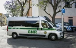 Un véhicule de la gendarmerie portugaise transportant une Française et son compagnon soupçonnés d'avoir abandonné deux enfants, arrivent au tribunal de Setúbal, le 23 mai 2026