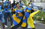 Des femmes dansent à l'occasion de l'inauguration du parc de la Liberté de Bridgetown, à la Barbade, le 27 novembre 2021