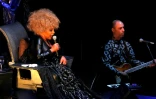 Après avoir subi plusieurs opérations du dos, Elza Soares ne chante plus qu'assise