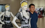 Chang Kailin, à c?'té de modèles de lingerie confectionnés dans son usine, le 25 mars 2021, dans l'est de la Chine